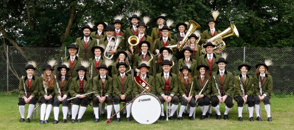 Ein Gruppenfoto mit fast allen Mitgliedern der Marktmusikkapelle. Wir tragen unsere Uniformen, das Foto wurde bei der Marschwertung 2019 aufgenommen. 